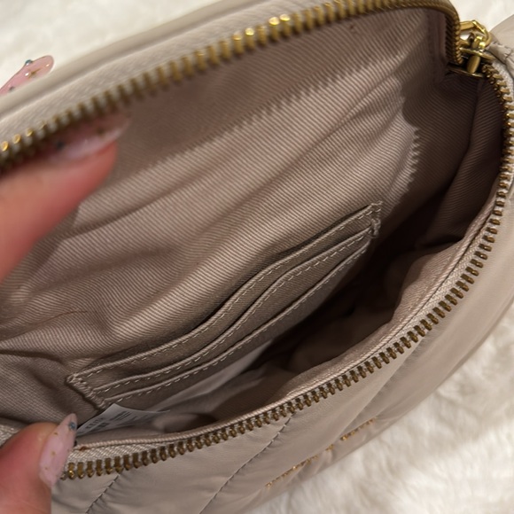 Charles & Kieth Philomena wrinkled-effect Half Moon crossbody bag - Picture 4 of 6